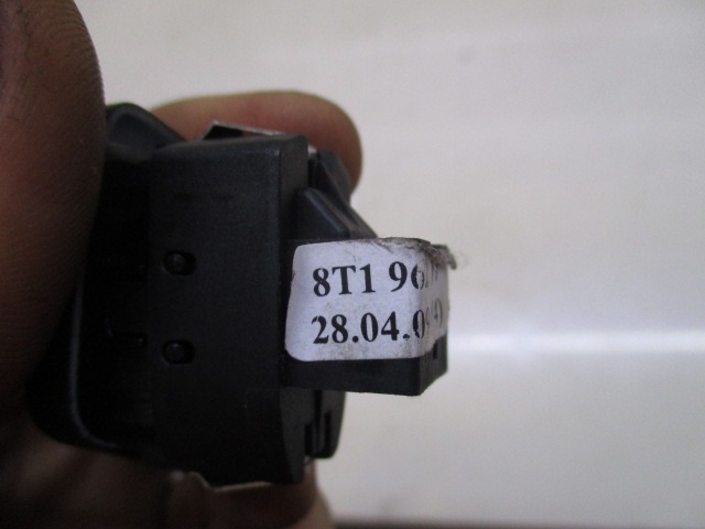 DIVERSE SCHALTER OEM N. 8T1902107 GEBRAUCHTTEIL AUDI A5 8T COUPE/5P (2007 - 2011) BENZINA HUBRAUM 20 JAHR. 2010
