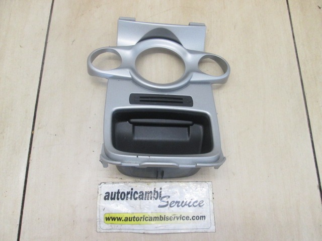 MITTELKONSOLE OEM N. BAG118422AAW GEBRAUCHTTEIL FORD FIESTA (09/2008 - 11/2012) BENZINA HUBRAUM 12 JAHR. 2012