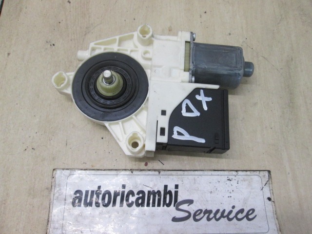 FENSTERMOTOR HINTEN OEM N. 827306548R GEBRAUCHTTEIL RENAULT MEGANE MK3 BER/SPORTOUR/ESTATE (2009 - 2015) DIESEL HUBRAUM 15 JAHR. 2010