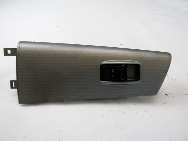 SCHALTER FENSTERHEBER OEM N. 84801-02341-B0 GEBRAUCHTTEIL TOYOTA COROLLA E120/E130 (2000 - 2006) DIESEL HUBRAUM 20 JAHR. 2004