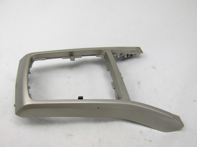 ANBAUTEILE MITTELKONSOLE OEM N. 13116961 GEBRAUCHTTEIL OPEL ASTRA H L48,L08,L35,L67 5P/3P/SW (2004 - 2007) DIESEL HUBRAUM 13 JAHR. 2007