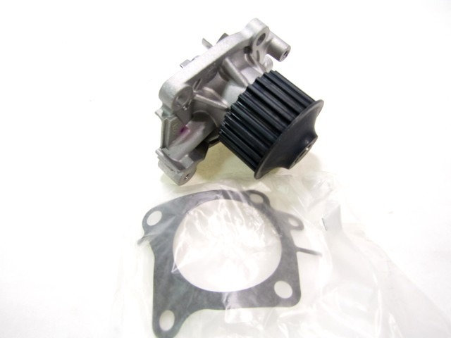 ZUSATZWASSERPUMPE OEM N. MD313301 GEBRAUCHTTEIL MITSUBISHI COLT (1994 - 1996)BENZINA HUBRAUM 16 JAHR. 1995