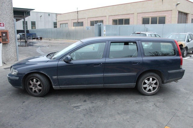 VOLVO V70 SW 2.4 D 120KW 5M 5P (2001) RICAMBI IN MAGAZZINO