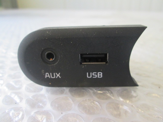 USB/AUX PORT OEM N. 96120 A2000WK GEBRAUCHTTEIL KIA CEE'D (DAL 2012) HUBRAUM 16 DIESEL JAHR. 2013