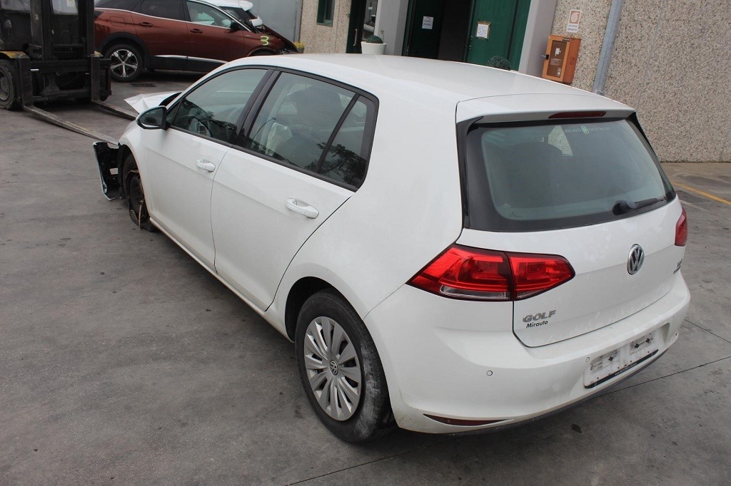 VOLKSWAGEN GOLF 7 1.6 D 66KW 5M 5P (2014) RICAMBI USATI AUTO IN PIAZZALE 