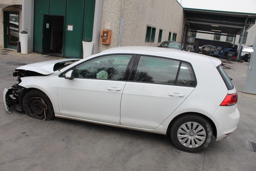 VOLKSWAGEN GOLF 7 1.6 D 66KW 5M 5P (2014) RICAMBI USATI AUTO IN PIAZZALE 