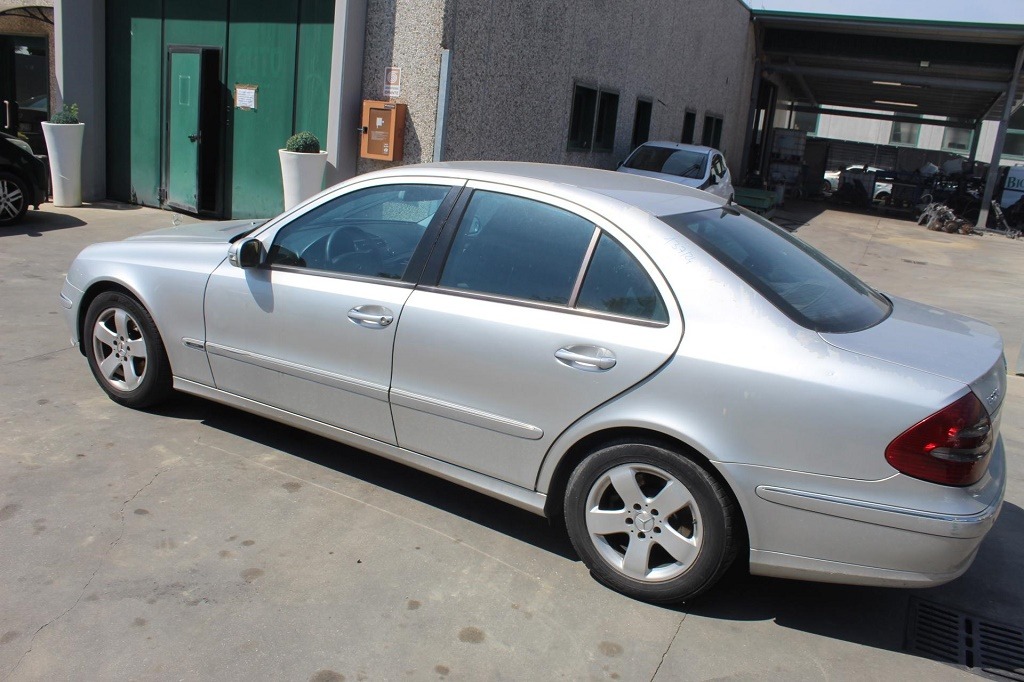 MERCEDES CLASSE E 270 W211 2.7 D 130KW AUT 4P (2004) RICAMBI USATI AUTO IN PIAZZALE 